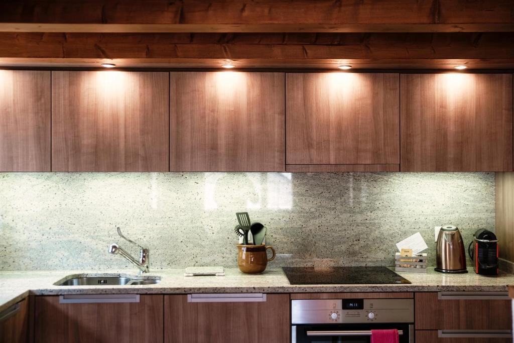 Cucina o angolo cottura di Baita dal Gat by Quokka 360 - modern wooden chalet in Faido