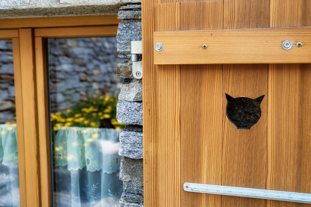 Ospiti di Baita dal Gat by Quokka 360 - modern wooden chalet in Faido con animali domestici