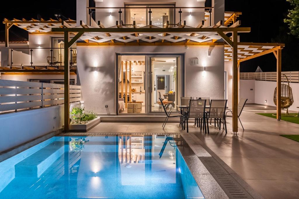 Bazén v ubytování AGNONTAS LUXURY VILLAS nebo v jeho okolí