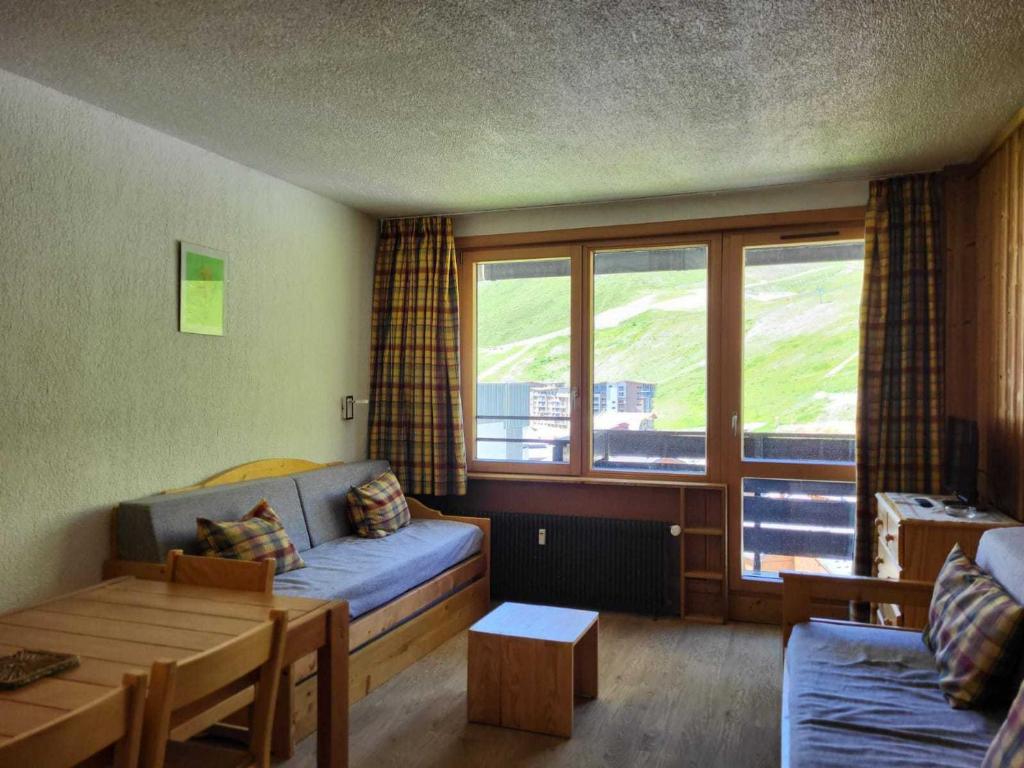 a living room with a couch and a table at Appartement Tignes, 2 pièces, 6 personnes - FR-1-449-108 in Tignes