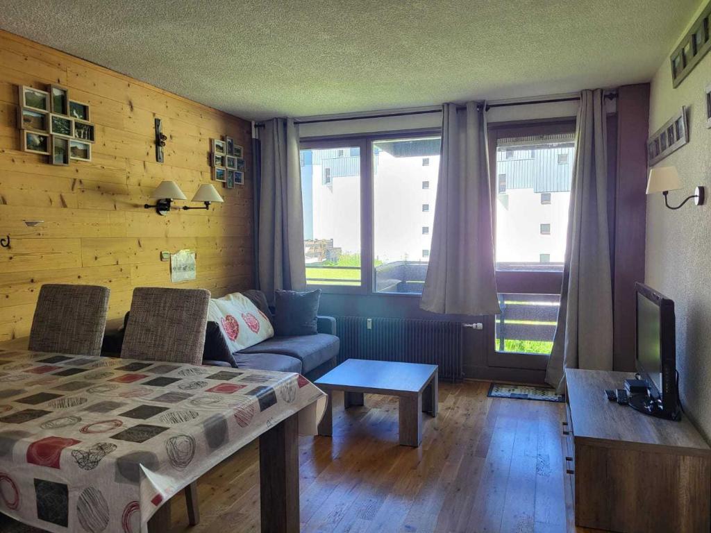 Appartement Tignes, 2 pièces, 4 personnes - FR-1-449-18にあるシーティングエリア