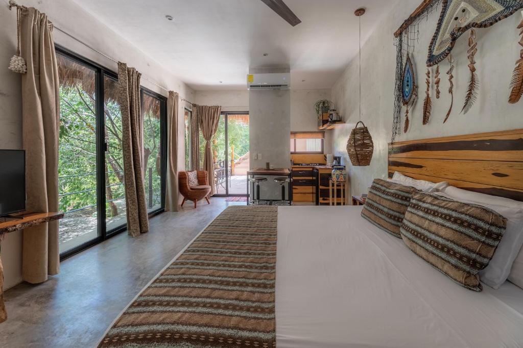 Postel nebo postele na pokoji v ubytování Trece Lunas Tulum - Enchanted Resort