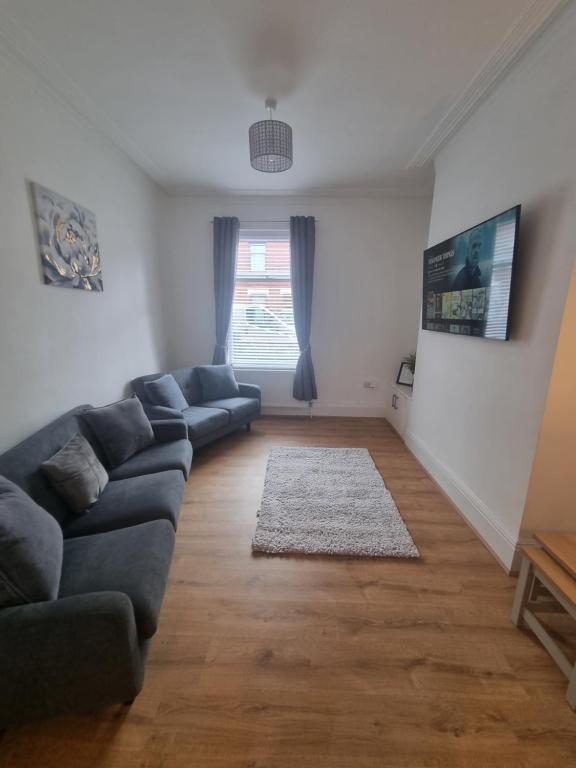 sala de estar con sofá y alfombra en Highly Modern home, 3 bed, close to the Lake District, en Barrow-in-Furness