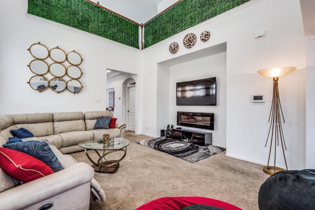 Μια τηλεόραση ή/και κέντρο ψυχαγωγίας στο Beautiful 2 story luxury home in an upscale area!