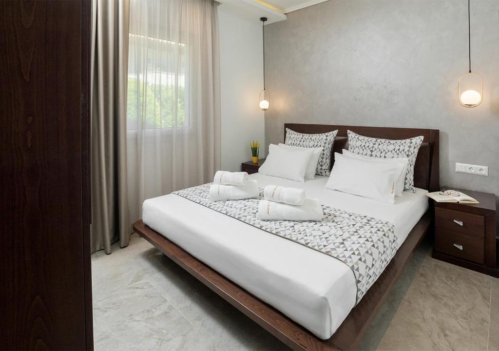 Posteľ alebo postele v izbe v ubytovaní SUN RESIDENCE Exclusive Seaside Suites