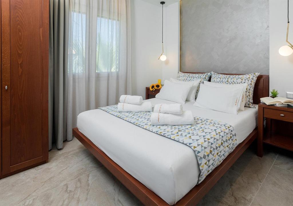 Posteľ alebo postele v izbe v ubytovaní SUN RESIDENCE Exclusive Seaside Suites