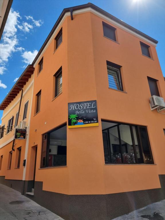 un edificio con un cartel en el costado en Hostel BellaVista en Koper