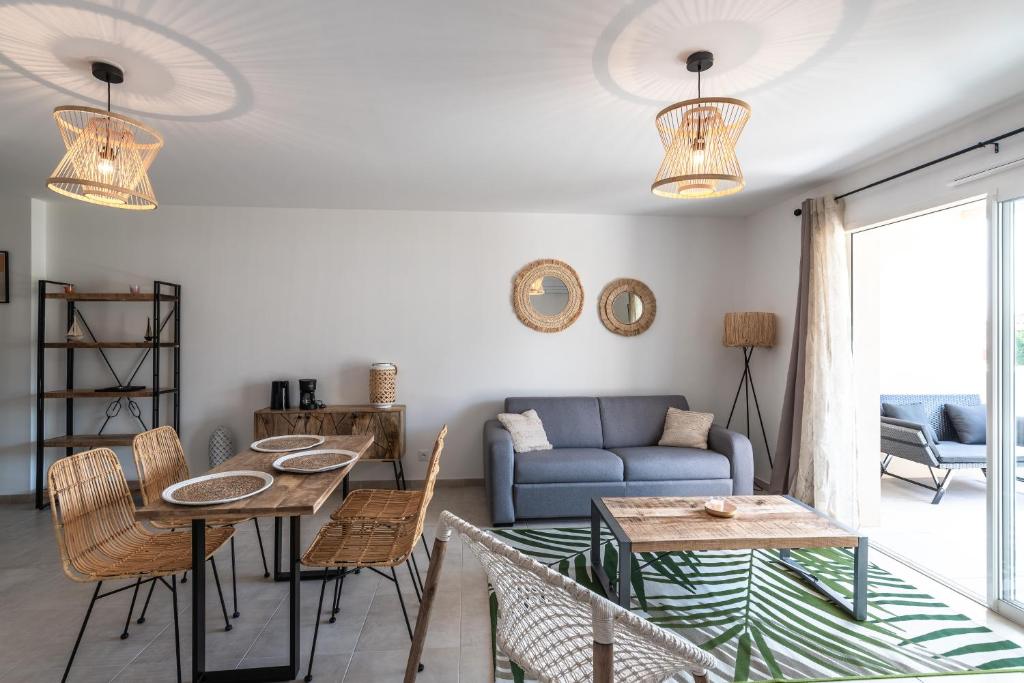 ein Wohnzimmer mit einem blauen Sofa und einem Tisch in der Unterkunft Pietra in Calvi