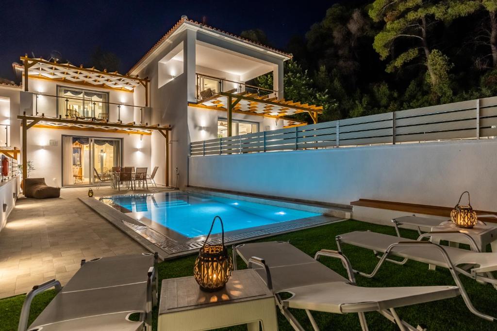 Bazén v ubytování AGNONTAS LUXURY VILLAS nebo v jeho okolí