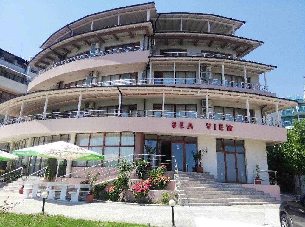 budynek z tabliczką z widokiem na morze w obiekcie Sea View w Primorsku
