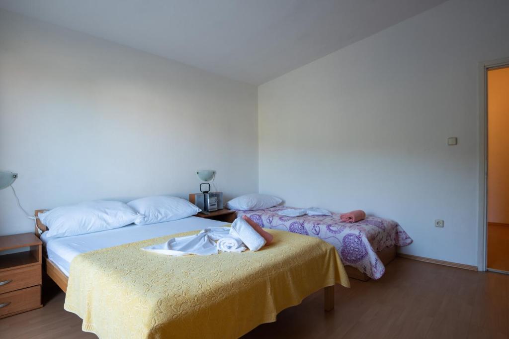 Posteľ alebo postele v izbe v ubytovaní Marina's Apartments