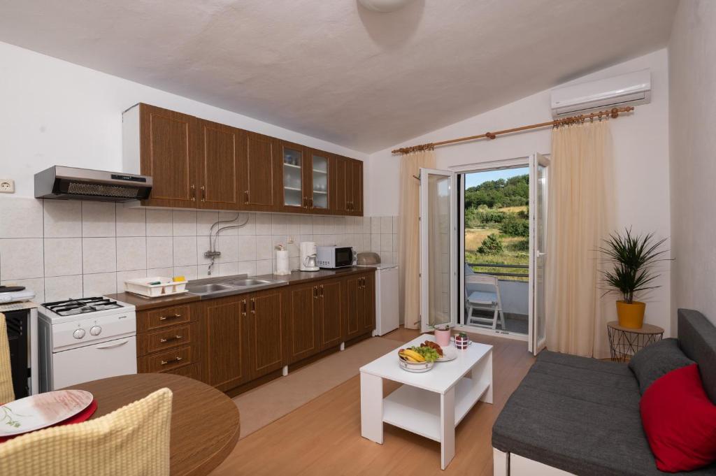 Kuchyňa alebo kuchynka v ubytovaní Marina's Apartments