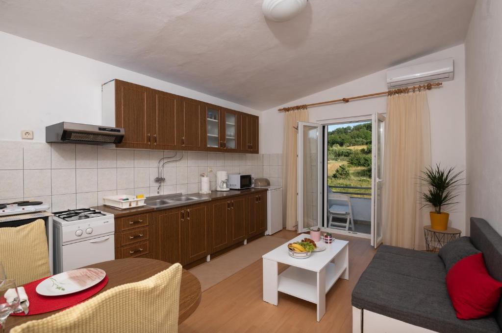 Kuchyňa alebo kuchynka v ubytovaní Marina's Apartments