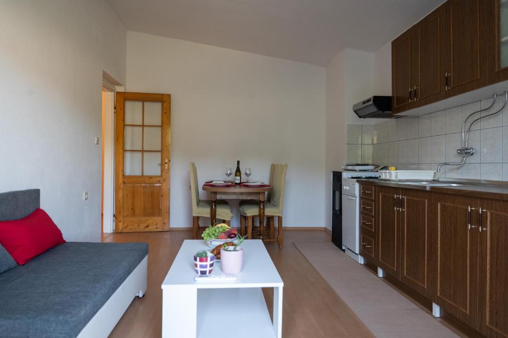 Kuchyňa alebo kuchynka v ubytovaní Marina's Apartments