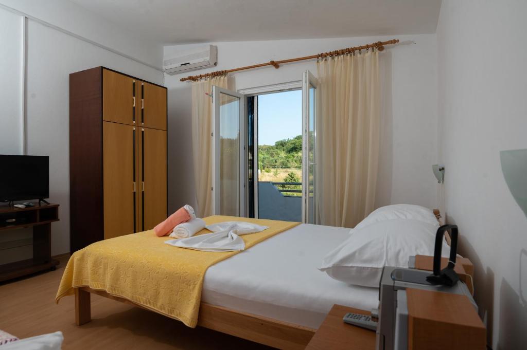 Posteľ alebo postele v izbe v ubytovaní Marina's Apartments