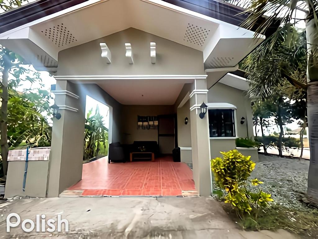 eine Veranda eines Hauses mit einer Terrasse in der Unterkunft Casita Mia - Guest House for 9pax with WIFI, NETFLIX, YOUTUBE, KARAOKE, CAN COOK and BBQ in Malolos