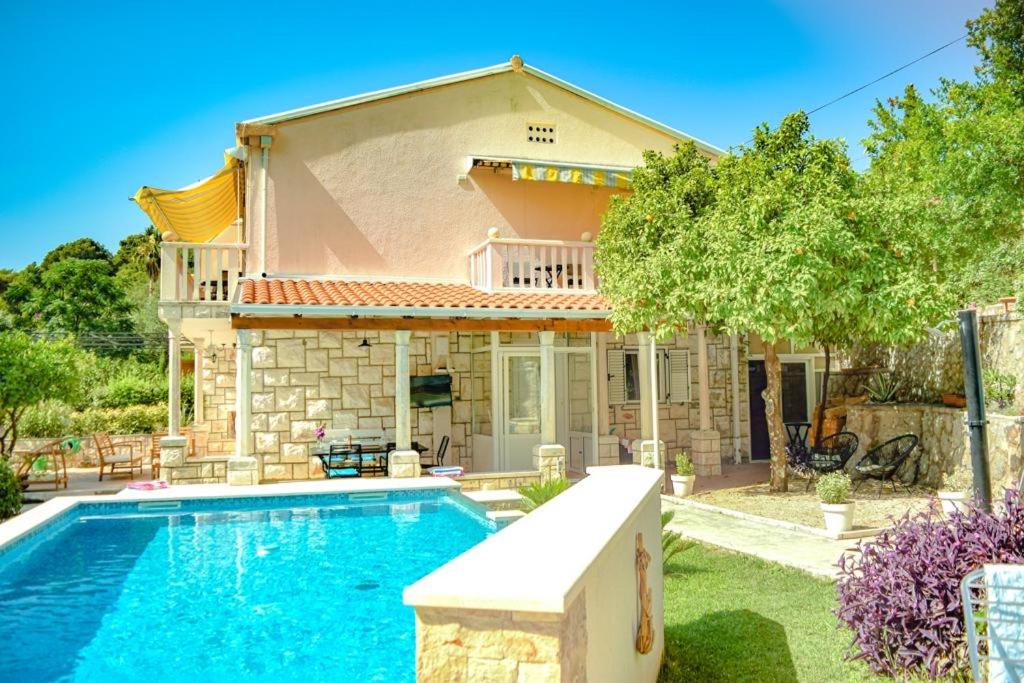 Villa con piscina frente a una casa en Villa Nada, en Zaton