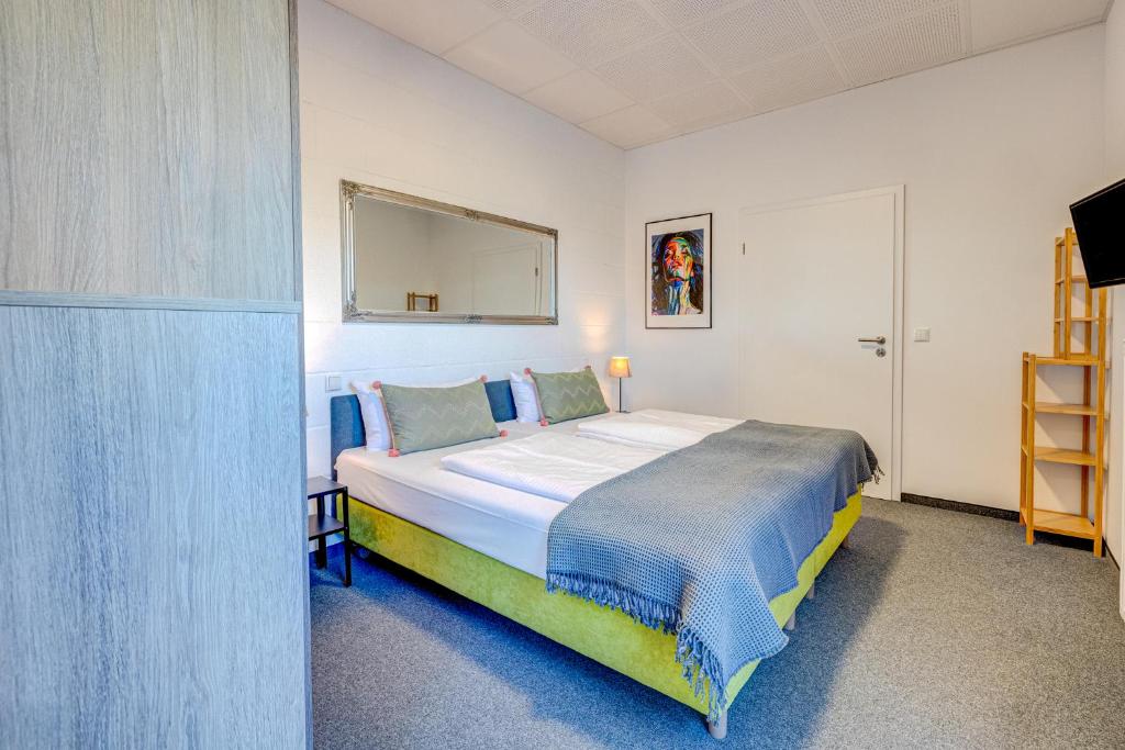 ein Schlafzimmer mit einem großen Bett und einem Spiegel in der Unterkunft Pension Café Nina in Benz
