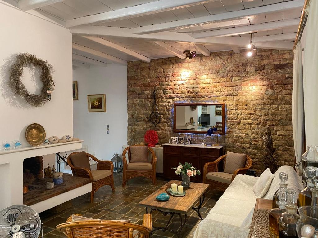 TV a/nebo společenská místnost v ubytování Kineta luxury House