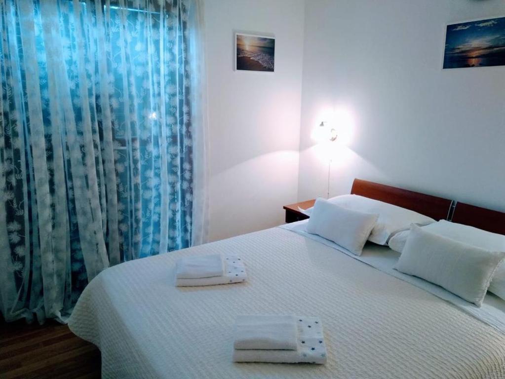 um quarto com uma cama com duas toalhas em Apartman Sutivan em Sutivan
