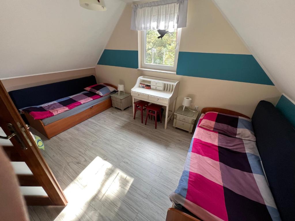 an overhead view of a bedroom with two beds and a desk at Kaszuby- Domek całoroczny nad Jeziorem Gowidlińskim in Sulęczyno