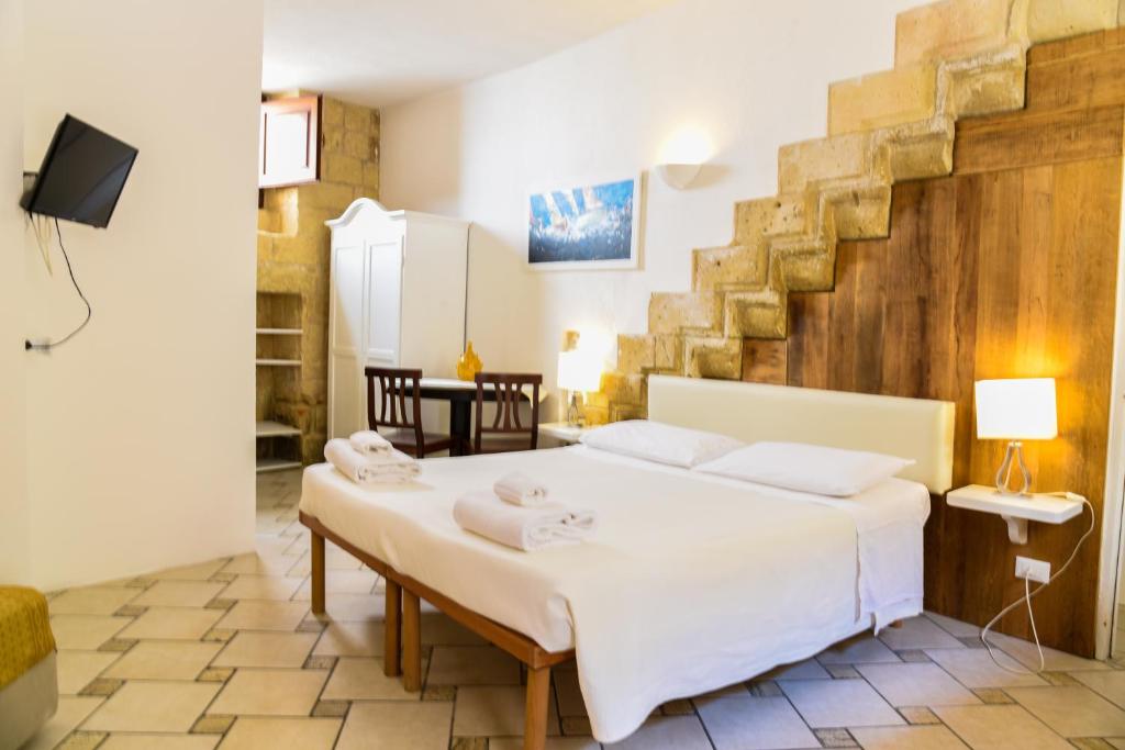 ein Schlafzimmer mit einem Bett mit Handtüchern darauf in der Unterkunft B&B Demetra Appartamenti in Lecce