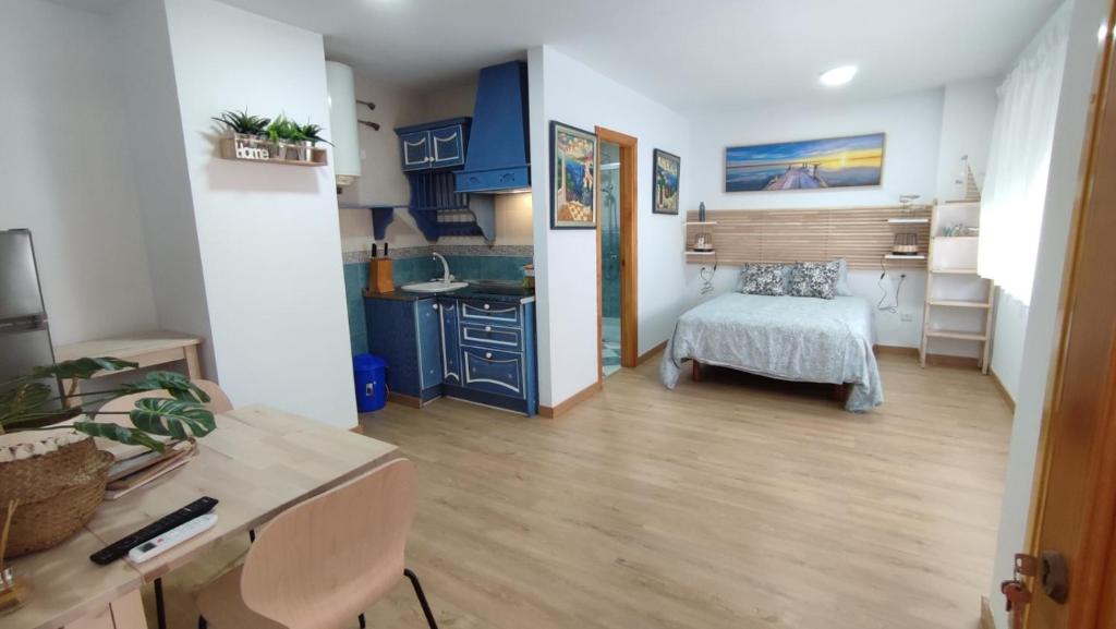 a small room with a bed and a kitchen at Carihuela Playa 1 in Torremolinos