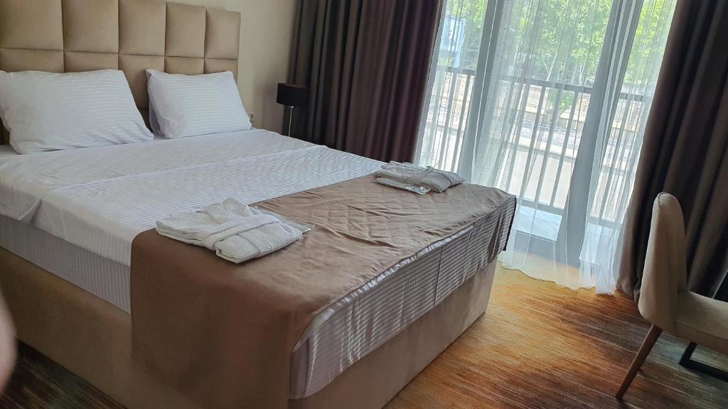 Postel nebo postele na pokoji v ubytování CAROUSEL HOTEL