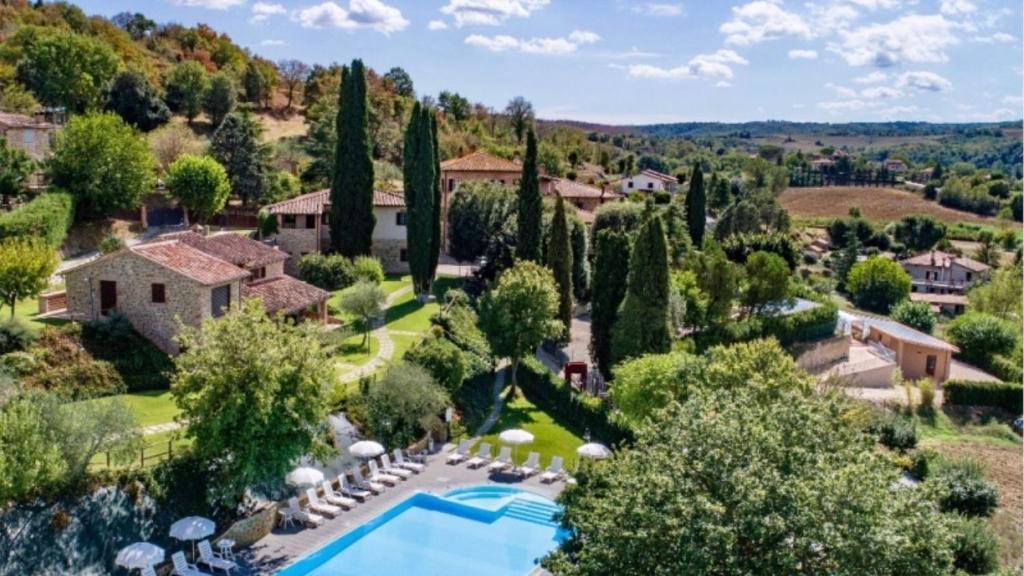 uma vista aérea de uma propriedade com piscina em Borgo graziani em Città della Pieve