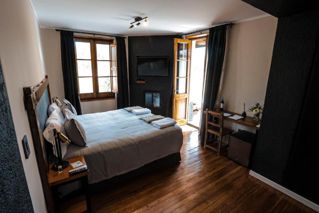 sypialnia z łóżkiem, biurkiem i oknem w obiekcie Algodon Wine Estates & Champions Club w mieście San Rafael