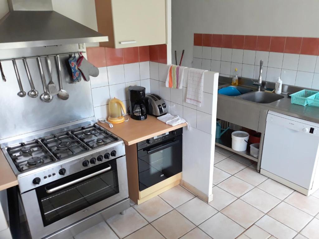 Kuchyň nebo kuchyňský kout v ubytování Gîte de la chanal 07
