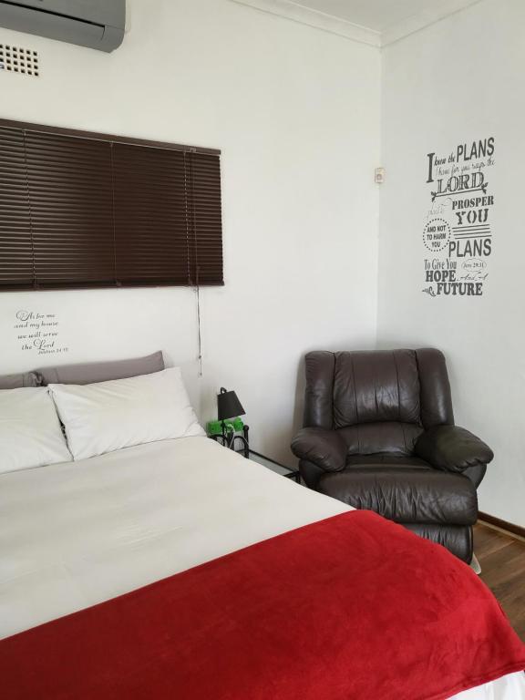 Postel nebo postele na pokoji v ubytování Nikita's Self-catering Haven 2