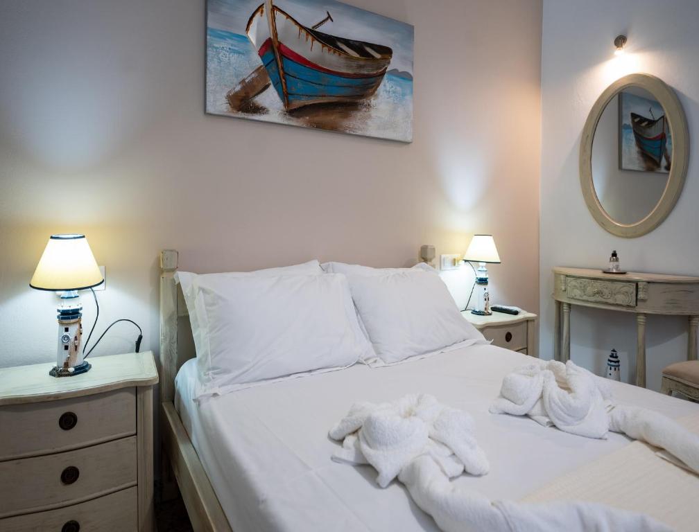 Кровать или кровати в номере Giasemi Room No 8 Folegandros