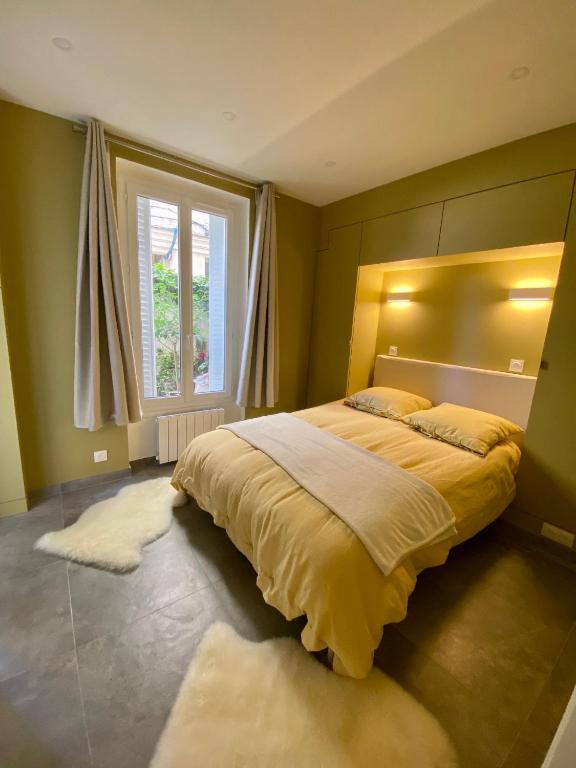 - une chambre avec un grand lit et une fenêtre dans l'établissement Chez les artistes de Ménilmontant, à Paris