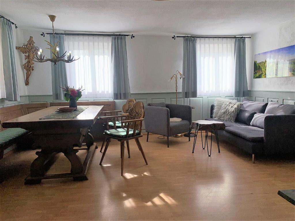 een woonkamer met een bank en een tafel bij Winzerhof Männle in Oberkirch