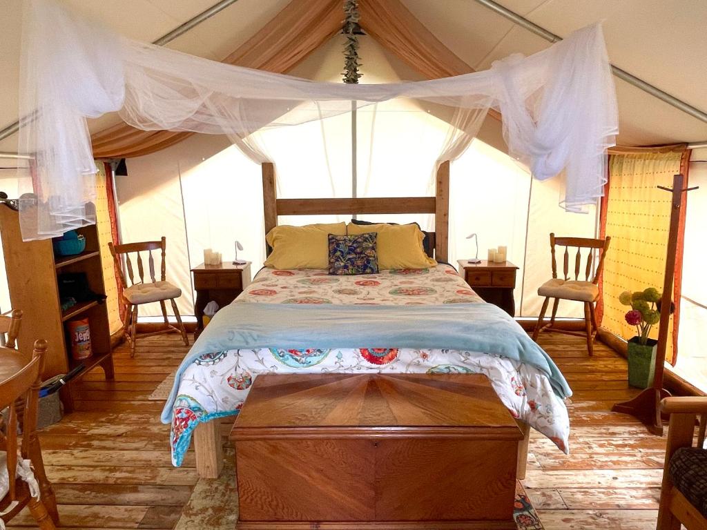 Postel nebo postele na pokoji v ubytování So Damn Lucky Glamping