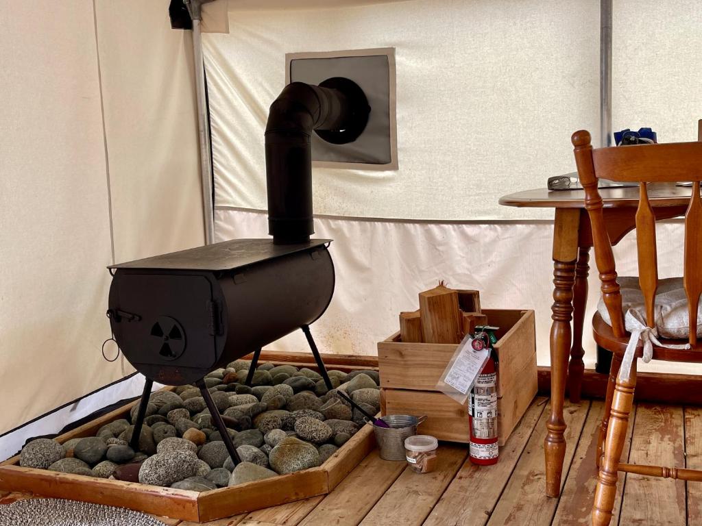 Posezení v ubytování So Damn Lucky Glamping