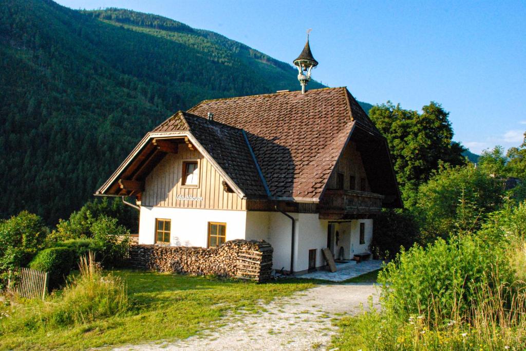 Wastlbauer - Luxus Chalet mit Wohlfühlfaktor في Vorderwald: كنيسة بها صليب على السطح