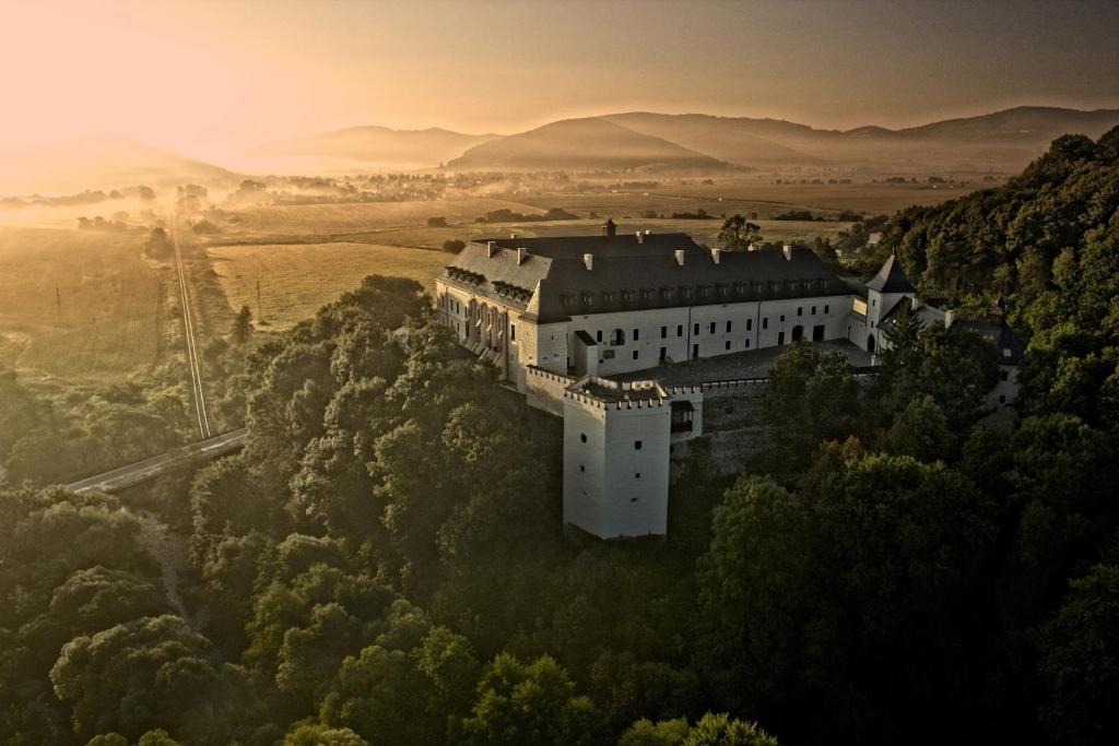 una vista aérea de un castillo en medio de un bosque en Hotel Grand Vígľaš en Zvolen