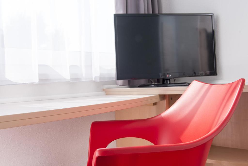 TV a/nebo společenská místnost v ubytování ibis Berlin City Nord
