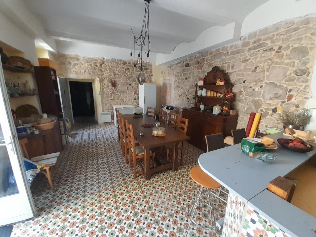 Posedenie v ubytovaní LE PRIEURE