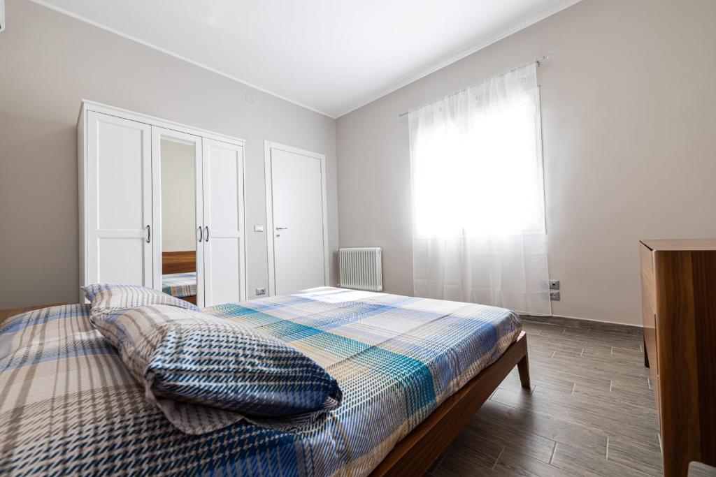 サンレモにあるSanremo Dream - Casa Camillaのベッドルーム(ベッド1台、窓付)