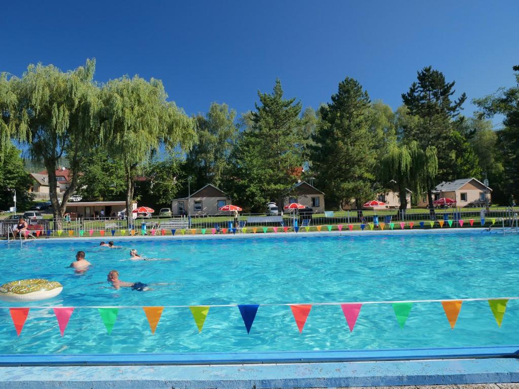 Bazén v ubytování Camping Rožnov nebo v jeho okolí