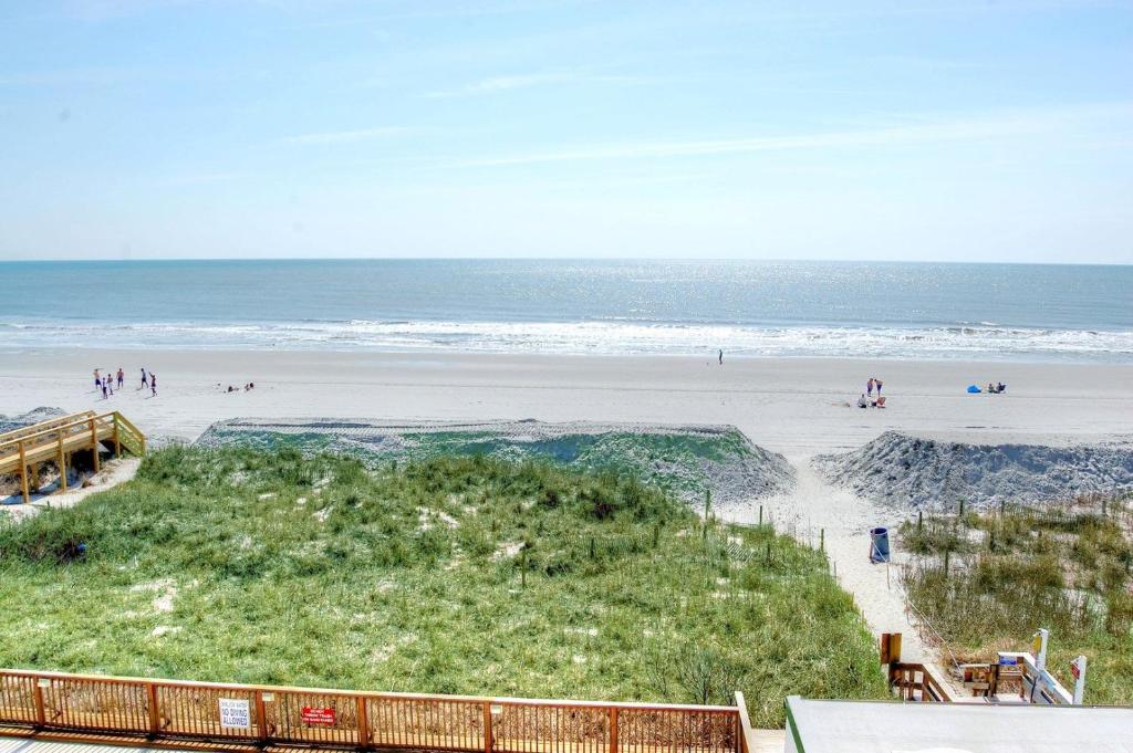 een strand met mensen op het zand en de oceaan bij Waterpoint II 402 in Myrtle Beach