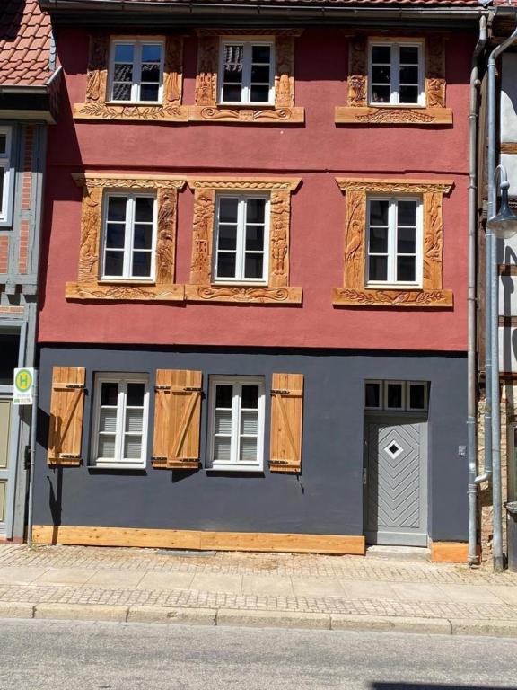 ein Gebäude mit Fenstern und einer Tür auf einer Straße in der Unterkunft Harztörchen in Halberstadt