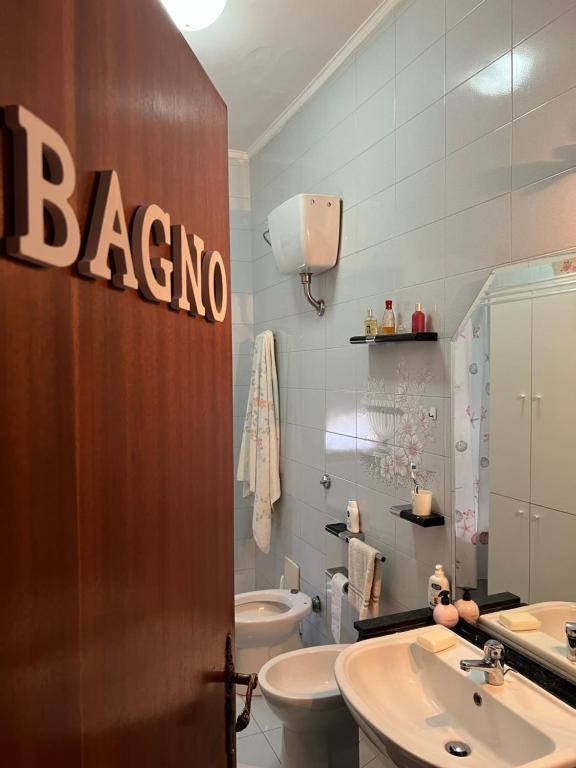 een badkamer met een toilet en een wastafel bij Casa Castagna Dependance Pisapia in Pontecagnano