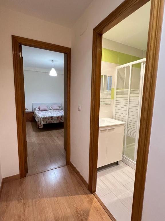 Habitación con baño privado- En casa familiar Beatriz ...