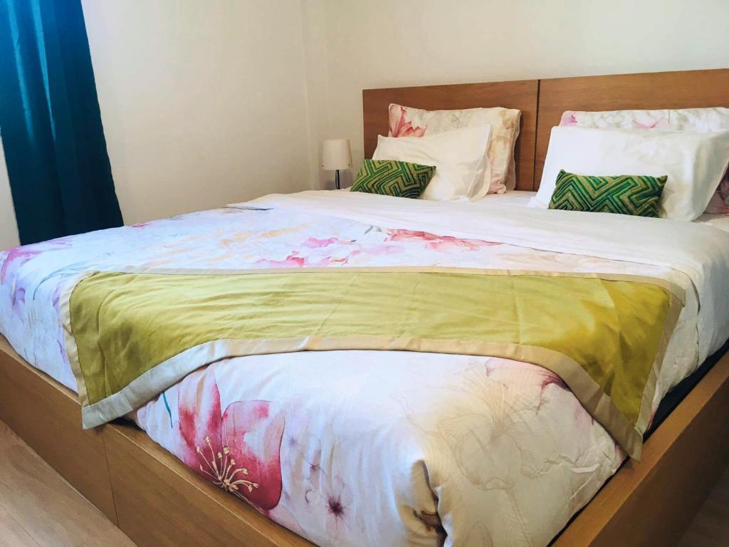 sypialnia z dużym łóżkiem z drewnianym zagłówkiem w obiekcie Get Cozy w Porto