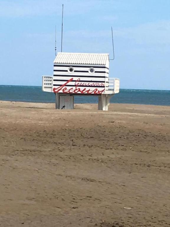 - un banc installé sur la plage près de l'océan dans l'établissement VENEZ SEJOURNER A GRUISSAN ....PLAGE DES CHALETS, à Gruissan
