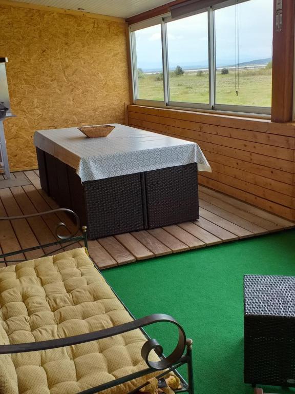 a room with a table and a bench on a deck at VENEZ SEJOURNER A GRUISSAN ....PLAGE DES CHALETS in Gruissan